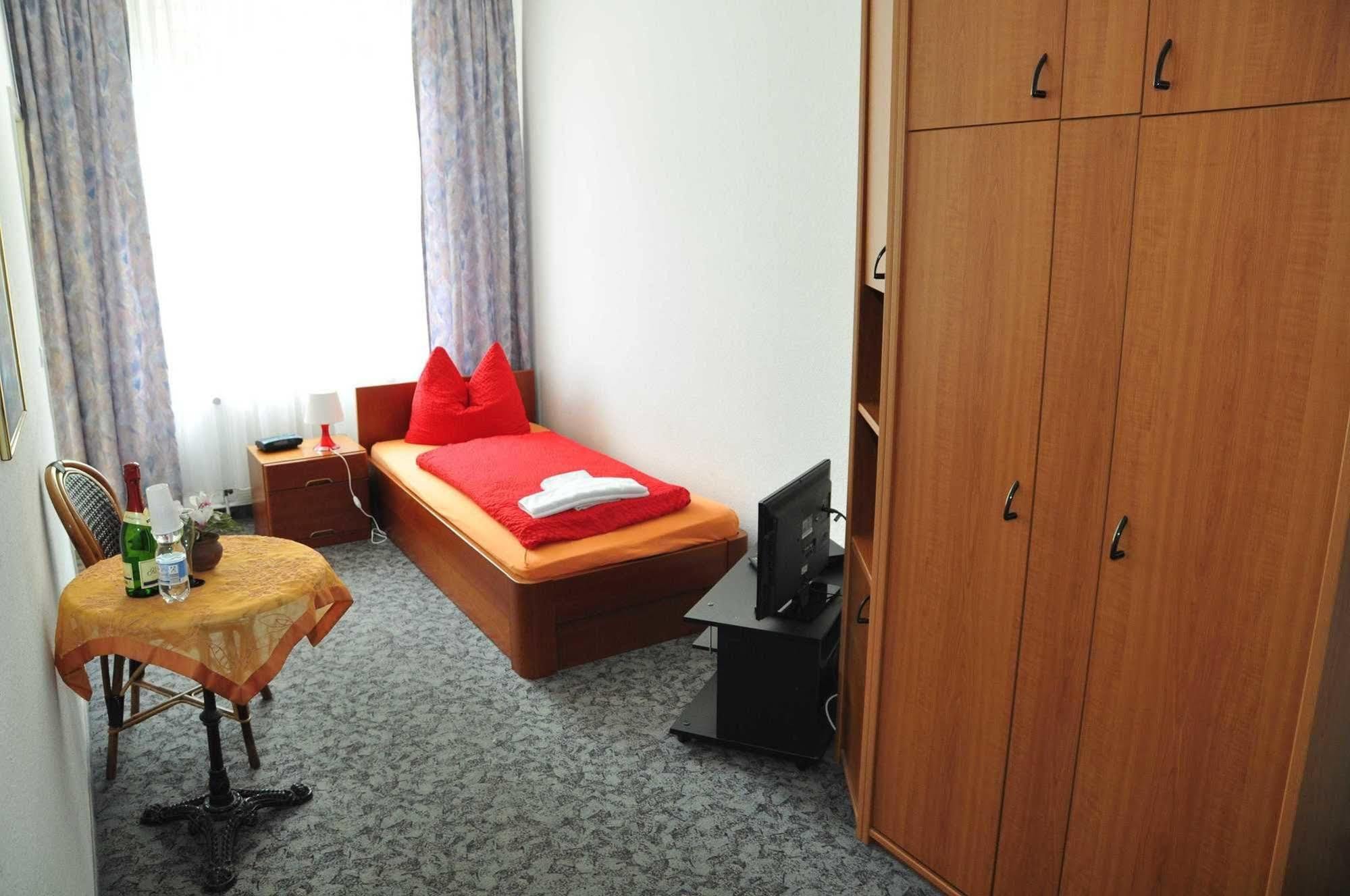 Pension Leipzig Georgplatz Bagian luar foto